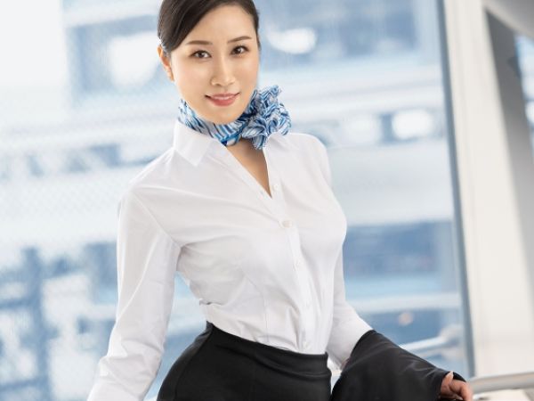 【エロCAの危険な遊び】フライト中も欲求不満な人妻CAが、機内で見つけたイケメン乗客と密かに生ハメSEX！夫とセフレだけじゃ満足できない、性に貪欲な美熟女の淫乱フライト♥