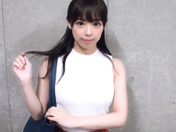 【女子大生3P】激カワなのにメス顔に豹変！両手にチ○ポで恥じらいもどこへやら、激しく腰を振る淫乱女子大生！