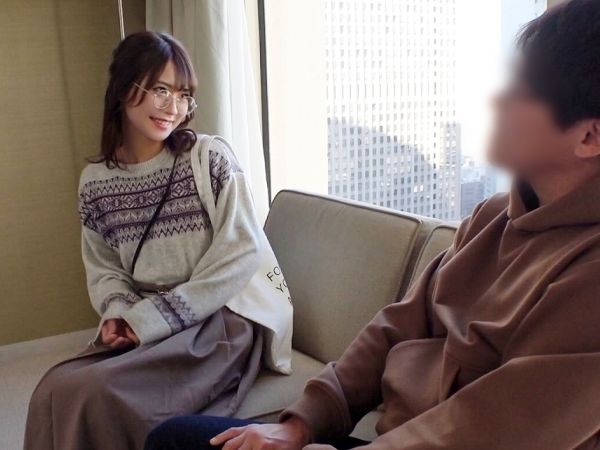 【メガネ受付嬢の裏の顔】『寂しいの…』清楚なメガネ美女がナンパ男に誘われ、細い腰を掴まれバックで激しくパコられる！普段の真面目な姿からは想像できない、エロすぎる喘ぎ声と乱れっぷりに驚愕！寂しさを埋めるため、欲望のままに快楽に溺れる！！