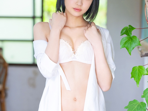 【色白スレンダー美少女のご奉仕プレイ】『もっと気持ちよくなって♡』清楚系AV女優が濃厚フェラでチ○ポをトロットロに！騎乗位で腰振りまくって男をイカせちゃう♥