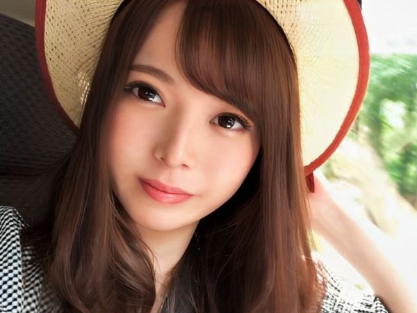【車内フェラで我慢できず】美少女がデカチンに挑戦！人目を忍んだ車内でジュポジュポ音が響く…我慢できずにホテル直行、2回戦も必至のエロ展開！！