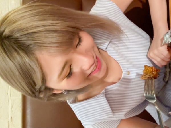 【金髪ギャルの危険な遊び】『おじさん、もっと激しく…』貧乳ちっぱいの華奢ボディがおじさんの鬼ピストンに喘ぐ！金髪ギャルとおじさんの禁断のハメ撮りSEXで膣奥を激しく突かれまくる！