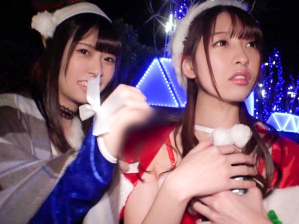 【Xmasナンパ】サンタコス美女2人をゲット!お酒でほろ酔い気分、キスで火がついてエッチなモード全開!手マンで大洪水、クリスマスにサンタさんが乱れまくる!♡