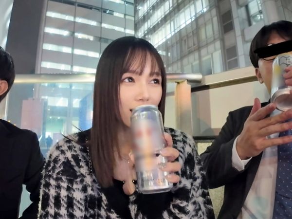 【美巨乳美女の逆ナン】街で見つけた男を誘惑！チ●ポを求めて貪る美巨乳美女が3Pで大胆プレイ！精子を搾り取るまで止まらない！♡